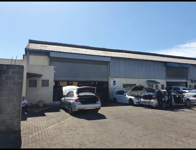 470M² FACTORY RENTED IN TRIANGLE FARM